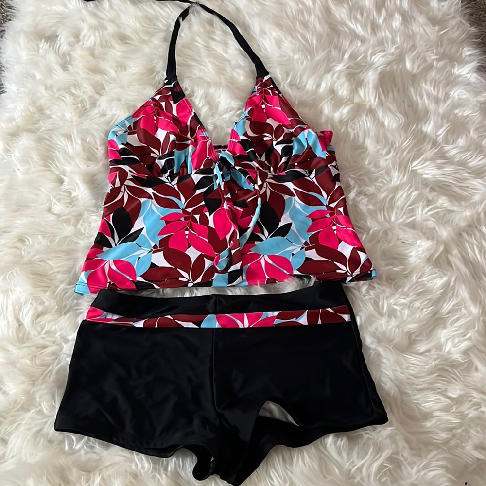Floral pattern tankini with short bottoms